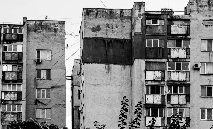 Στο μικροσκόπιο της Βουλής οι επικίνδυνες οικοδομές: Η πρόταση που αυστηροποιεί το πλαίσιο